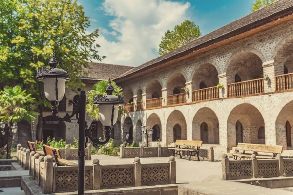 Antico hotel caravanserraglio nel centro storico, città di Shaki, Azerbaigian — Foto Stock