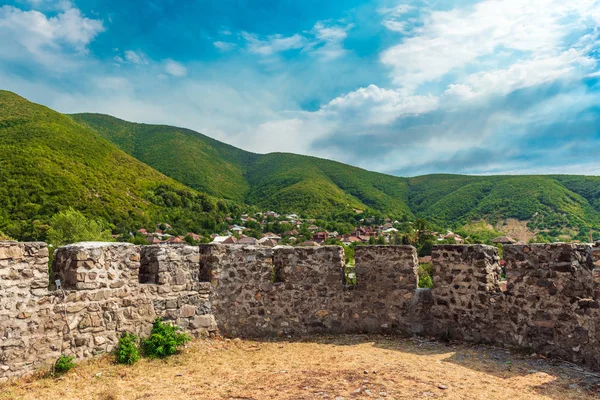 Antigua muralla de fortaleza en la ciudad de Sheki — Foto de Stock