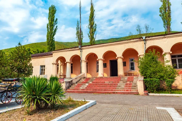 Šaki, Ázerbájdžán 24. srpen 2019 Museum místní historie v budově bývalých sovětských vojenských kasáren — Stock fotografie