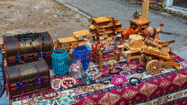 Vendita di souvenir fatti a mano nella città di Shaki, Azerbaigian — Foto Stock