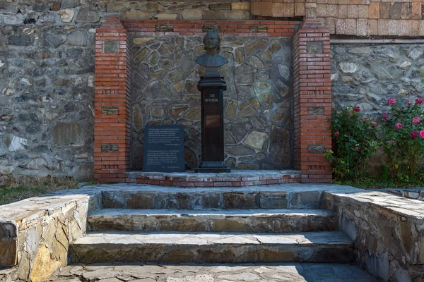 Shaki, Azerbaijão 25 de agosto de 2019 Monumento a Thor Heyerdahl — Fotografia de Stock