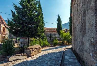 Kiş köyündeki antik Arnavut kilisesinin avlusu