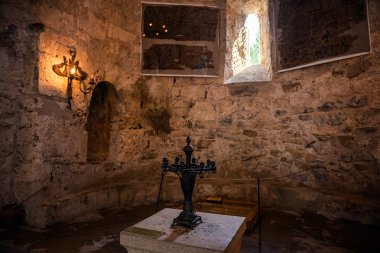 Azerbaycan'ın Kiş Köyü'nde bulunan eski bir Arnavut kilisesinin iç mekanı