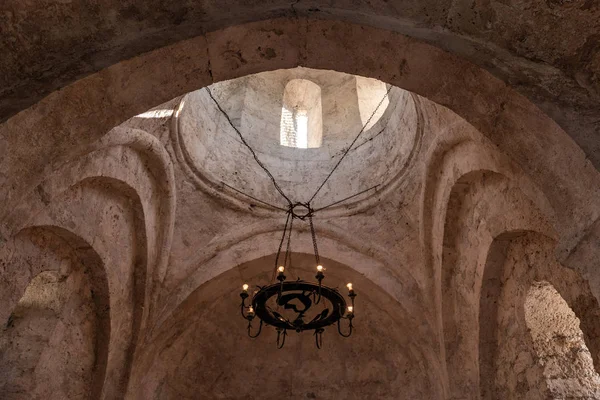 Azerbaycan'ın Kiş Köyü'nde bulunan eski bir Arnavut kilisesinin iç mekanı — Stok fotoğraf
