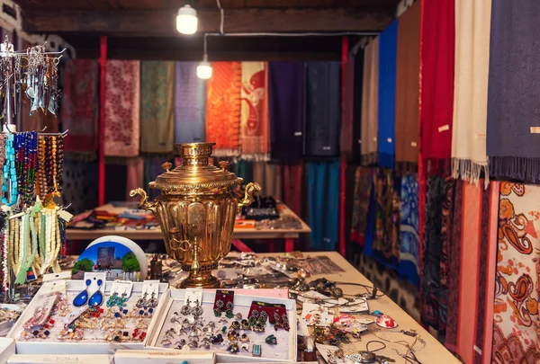 Shaki, Azerbaigian 24 agosto 2019 Souvenir e negozio di souvenir nel centro storico — Foto Stock