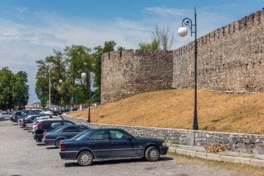 Şaki, Azerbaycan 25 Ağustos 2019 Şeki hanları sarayının topraklarına giriş 