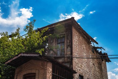 Eski terk edilmiş harap taş ev