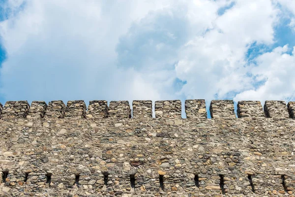 Gökyüzüne karşı antik kale duvarı — Stok fotoğraf