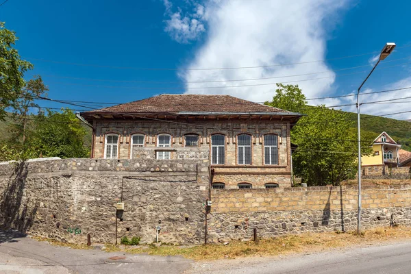 Starý dům za plotem. Sheki, Ázerbájdžán — Stock fotografie