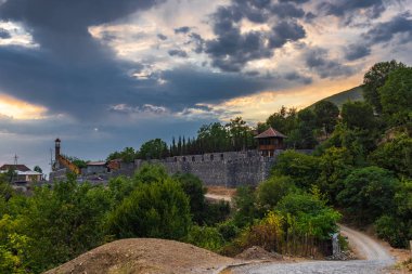 Eski camiye giden dağlarda asfaltlama yolu