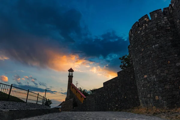 Camino pavimentado a lo largo de la muralla que conduce a la antigua mezquita durante el atardecer — Foto de Stock