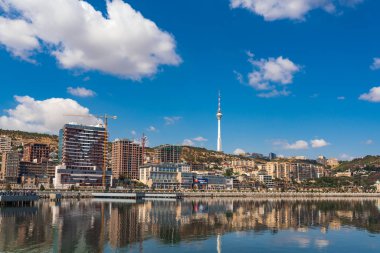 Bakü, Azerbaycan 1 Eylül 2019 Sahil şeridinde yeni binaların inşası
