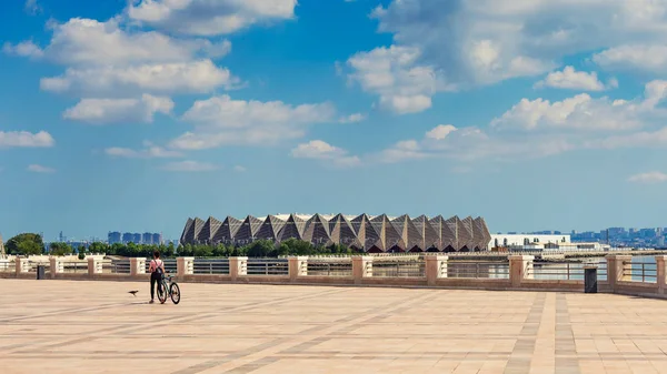 Bakü şehri Milli Sahil Parkı'nda bisikletli kız