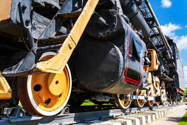 Old Soviet steam locomotive on a pedestal — Stock Photo, Image