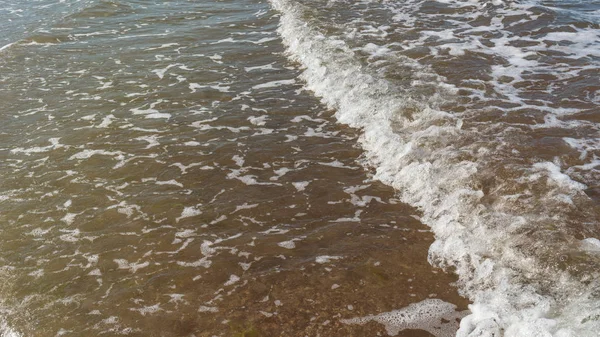 Meeresküste mit kleinen Wellen — Stockfoto