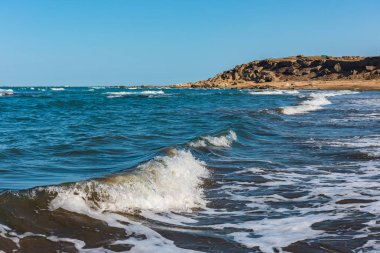 Deniz kıyısında küçük dalgalar ile