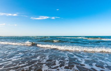 Deniz kıyısında küçük dalgalar ile