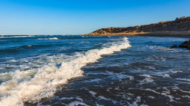 Su üzerinde güzel dalgalar ile kıyı deniz hattı