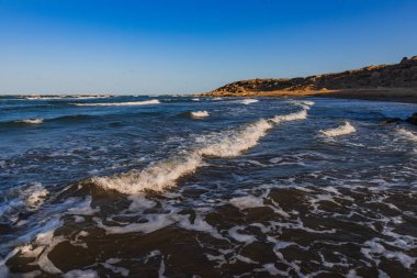 Su üzerinde güzel dalgalar ile kıyı deniz hattı