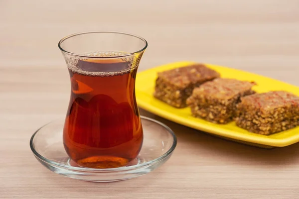 Ароматный черный чай в стакане — стоковое фото