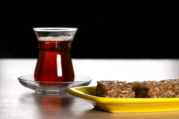 Sheki halva em uma chapa. Doces orientais — Fotografia de Stock