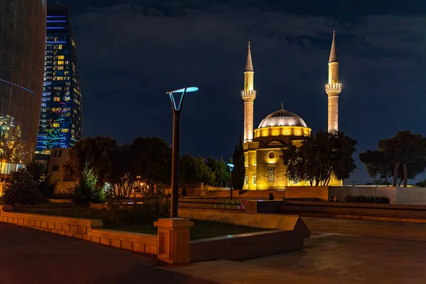 Baku, Azerbaijan  September 13, 2019 Mosque in the upland park — Stock Photo, Image