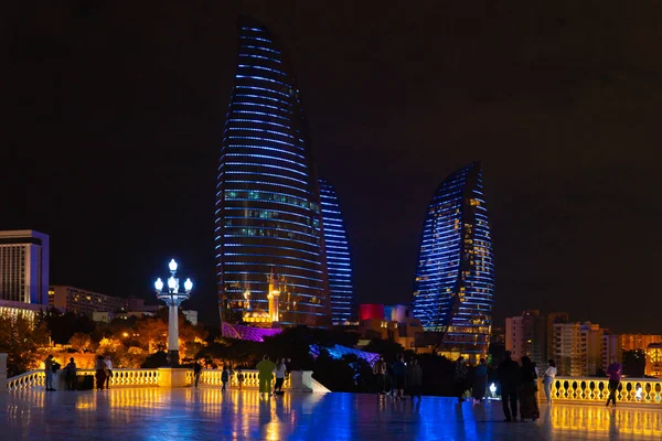 Баку, Азербайджан 13 вересня, 2019 полум'я веж в ніч Ілюмінація — стокове фото
