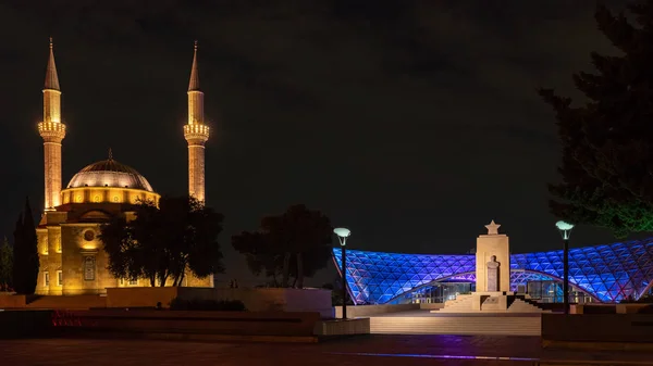 Baku, Azerbaijão 13 de setembro de 2019 Mesquita no parque de terras altas — Fotografia de Stock