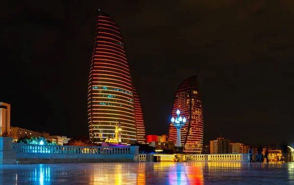 巴库，阿塞拜疆 2019 年 9 月 13 日，火焰塔在夜间照明 — 图库照片