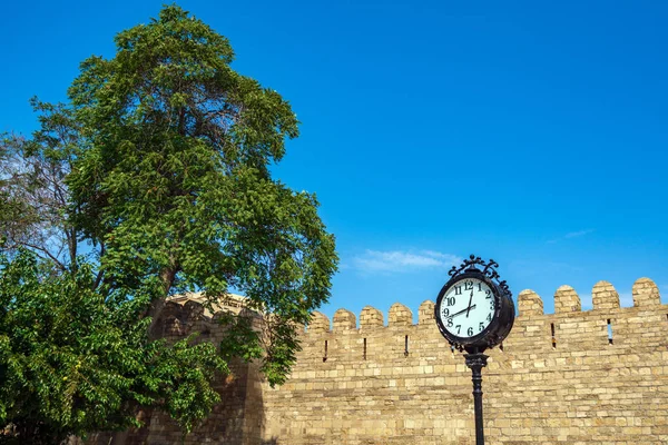 Reloj en la muralla de la fortaleza en el jardín del gobernador en la ciudad de Bakú, Azerbaiyán — Foto de Stock