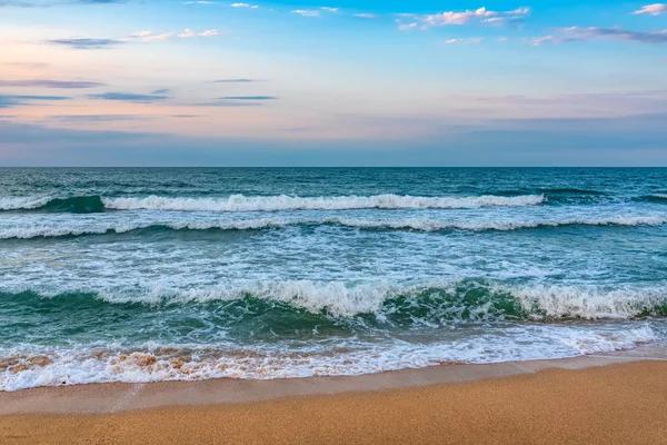 Plaża z faliste piękne morze — Zdjęcie stockowe