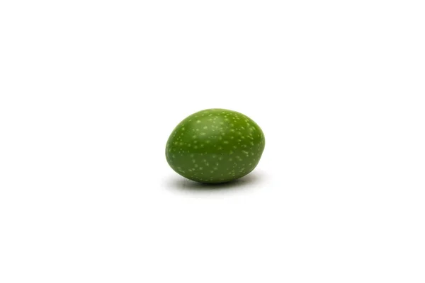 Azeitonas verdes sobre um fundo branco — Fotografia de Stock