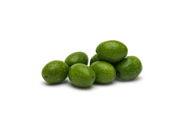 Зелені оливки на білому тлі — стокове фото