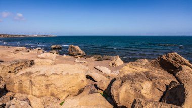 Vahşi bir sahilde kaya parçaları