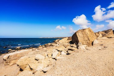 Vahşi bir sahilde kaya parçaları