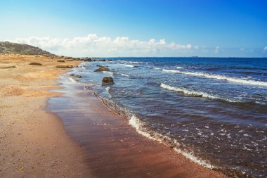 Deniz kıyısında vahşi boş plaj