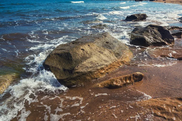 Dalgalar tarafından yıkanmış hore üzerinde büyük bir kaya — Stok fotoğraf