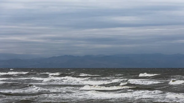 Burza na morzu, duże pieniaste fale — Zdjęcie stockowe