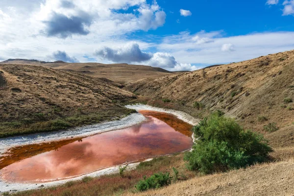 Lago seco coberto com sal nas terras altas — Fotografia de Stock