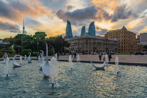 Azerbaiyán, Bakú, 29 de septiembre de 2019 Fuentes de cisnes en el Parque Nacional Marítimo al atardecer — Foto de Stock