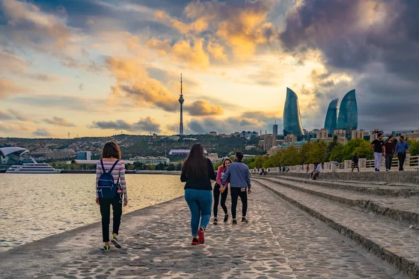 Азербайджан, Баку, 29 сентября 2019 года Бульвар Национального Приморского Парка — стоковое фото