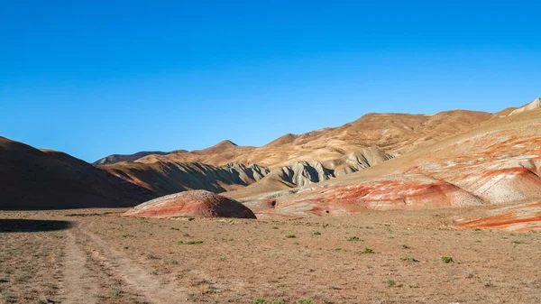 Incrível belas montanhas listradas vermelhas — Fotografia de Stock