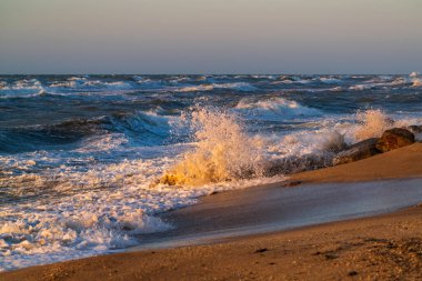 Boş bir yaz plajında büyük dalgalar
