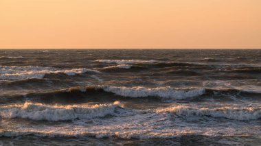 Gün batımında fırtınalı deniz