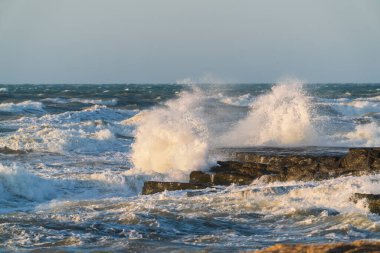 Kıyı kayalıklarına büyük dalgalar çarpar. Deniz fırtınası