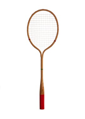 Beyaz arkaplanda izole edilmiş klasik ahşap badminton raketi