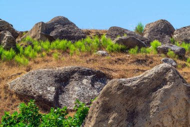 Dağ zirvesinde kaya parçaları