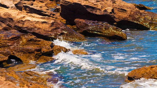 Rotskust Met Helder Water — Stockfoto