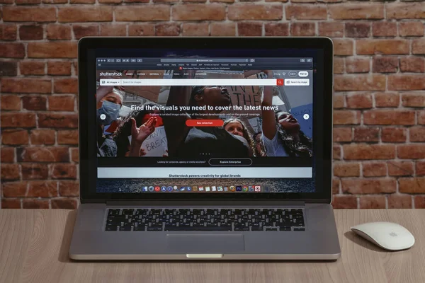 Estonya, Tallinn, 11 Temmuz 2020. Elma Macbook Pro 'daki Shutterstock sitesinde fotoğraf ara