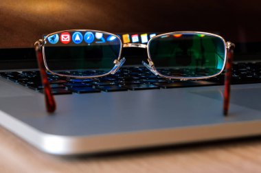 Dizüstü bilgisayarda gözlük, serbest çalışan işyeri